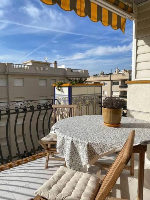Cal Salmare Seafront Apartment With Rooftop Terrace And Pool Calafell Exterior photo